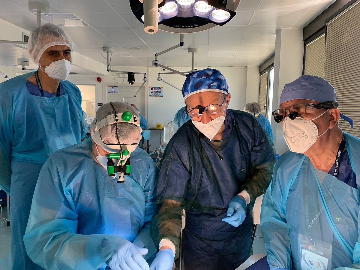 [Portuguese] Verona, May 2021; Dr. Mario Roccuzzo giving a hands-on workshop on the reconstruction of hard and soft tissue for esthetic, function, and reduced risk of complications.